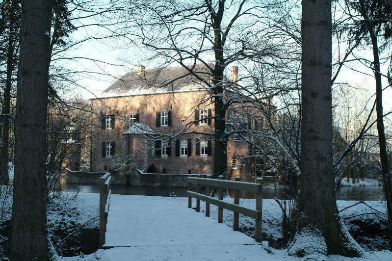 Fletcher Hotel-Restaurant Kasteel Erenstein Керкраде Екстериор снимка